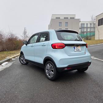 Základem pohonu je 70kW elektromotor pohánějící přední kola. Stovku pokoří auto za 12,7 vteřiny a jede maximálně 130 km/h. Legálně se tak může vydat i na dálnici.