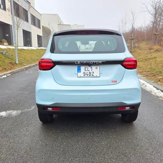 LFP baterka v podlaze má využitelných 36 kWh. Leapmotor udává kombinovaný dojezd 265 km, v zimě, jaká v Česku panovala koncem ledna, se ale dojezd smrsknul výrazně pod 200 kilometrů.