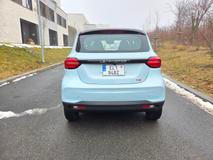 LFP baterka v podlaze má využitelných 36 kWh. Leapmotor udává kombinovaný dojezd 265 km, v zimě, jaká v Česku panovala koncem ledna, se ale dojezd smrsknul výrazně pod 200 kilometrů.