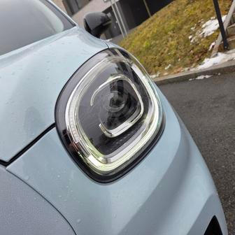 Přední světla jsou halogenová s páskem diod pro denní svícení.