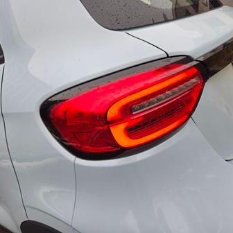 Zadní světla jsou jednoduchá, design T03 je celkově velmi neutrální.