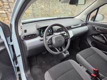 Interiér vozu sice působí stroze a plasty jsou šedé a tvrdé, nicméně zpracování je na překvapivě velmi slušné úrovni. Také prostor vpředu je na městské auto tak akorát pro dva dospělé.