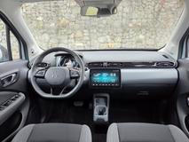 Základem interiéru je 10,1palcový displej multimediálního systému, T03 nemá žádná fyzická tlačítka. A ačkoliv software pracuje rychle a, pokud umíte anglicky, je i intuitivní, třeba klimatizace ovládaná jen dotykem je po chvíli spíše k vzteku.