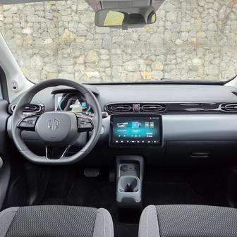 Základem interiéru je 10,1palcový displej multimediálního systému, T03 nemá žádná fyzická tlačítka. A ačkoliv software pracuje rychle a, pokud umíte anglicky, je i intuitivní, třeba klimatizace ovládaná jen dotykem je po chvíli spíše k vzteku.