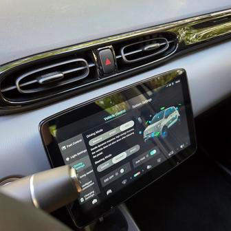 Auto má tři jízdní režimy, které upravují i fungování rekuperace. Za jízdy jí nijak nastavit nejde, k dispozici je zkrátka jen původní nastavení.