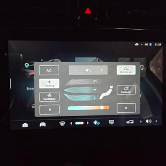 Zmíněná klimatizace, jejíž panel vypadá přesně takto. Pokud chcete přesnou teplotu, musíte do aplikace v chytrém telefonu, bez ní prostě jen odhadujete, kolik stupňů zrovna fouká.
