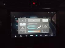 Zmíněná klimatizace, jejíž panel vypadá přesně takto. Pokud chcete přesnou teplotu, musíte do aplikace v chytrém telefonu, bez ní prostě jen odhadujete, kolik stupňů zrovna fouká.