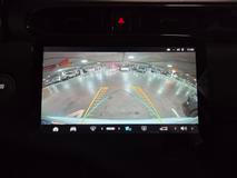 ... i couvací kamera. Ta má na malé levné auto překvapivě vysoké rozlišení.