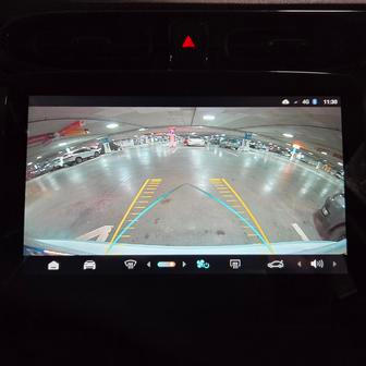 ... i couvací kamera. Ta má na malé levné auto překvapivě vysoké rozlišení.