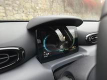 Před řidičem je malý displej budíků, který má velmi dobrou grafiku, ale přizpůsobit si ukazatele příliš nejde. Třeba průměrnou spotřebu auto ukazuje jen v menu multimediálního systému.