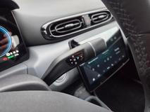 Pod volantem je polič převodovky. Skoro jako v amerických autech.