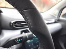 Volant samotný postrádá hlavně v zimě vyhřívání, alespoň je ale obšitý. Nikoliv kůží, ale i koženka je příjemnější než jen samotný polyuretan.