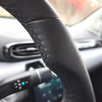 Volant samotný postrádá hlavně v zimě vyhřívání, alespoň je ale obšitý. Nikoliv kůží, ale i koženka je příjemnější než jen samotný polyuretan.