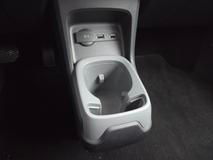 Středový tunel v klasickém smyslu T03 nemá. Palubní deska je zakončená dvojicí USB nabíječek, klasické autozásuvky a držáku nápojů.