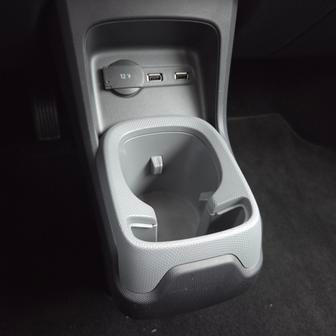 Středový tunel v klasickém smyslu T03 nemá. Palubní deska je zakončená dvojicí USB nabíječek, klasické autozásuvky a držáku nápojů.