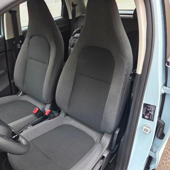 Sedadla sice nemají kdovíjaké boční vedení, ale mají příjemně měkkou výplň i látkový potah. Sedí se v nich pohodlně.