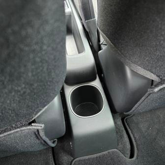 Dokonce je pro cestující vzadu určen jeden držák nápojů.