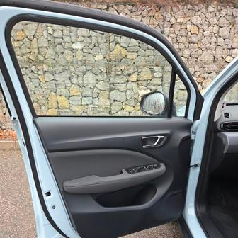 Příjemná je čalouněná loketní opěrka ve dveřích.