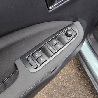 Tlačítka pro stahování oken jsou příjemně velká.