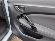 U spolujezdce mají dveře zevnitř jiný tvar, klavírní lak na madle není příliš praktický a ani estetický. V kombinaci s plastem to působí lacině.