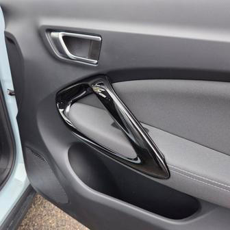 U spolujezdce mají dveře zevnitř jiný tvar, klavírní lak na madle není příliš praktický a ani estetický. V kombinaci s plastem to působí lacině.