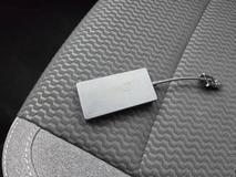 Auto neumí Apple CarPlay a Android Auto; dovozce proto k němu zatím dává tuto krabičku, k níž se dá připojit telefon, pak se rozhraní na centrální obrazovce objeví.