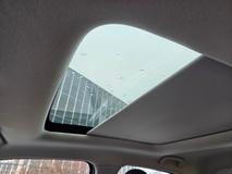 Čínská specialita: i levné auto má ve výbavě střešní okno dokonce s roletkou.