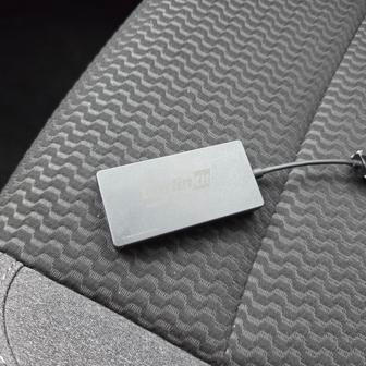 Auto neumí Apple CarPlay a Android Auto; dovozce proto k němu zatím dává tuto krabičku, k níž se dá připojit telefon, pak se rozhraní na centrální obrazovce objeví.