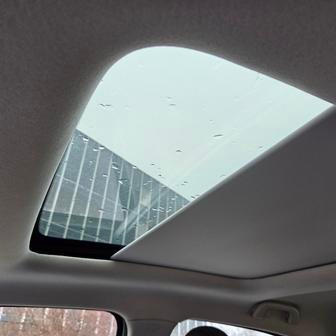 Čínská specialita: i levné auto má ve výbavě střešní okno dokonce s roletkou.