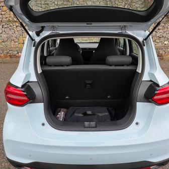 Zavazadlový prostor trpí úzkým vstupním otvorem a vysokou nakládací hranou. Dáno je to i celkovou stavbou karoserie.