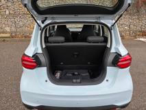 Zavazadlový prostor trpí úzkým vstupním otvorem a vysokou nakládací hranou. Dáno je to i celkovou stavbou karoserie.