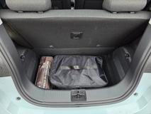 Pokud máte v kufru nabíjecí kabely a povinnou výbavu, základní objem 210 litrů to výrazně zmenšuje.