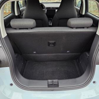 Bez nich je sice kufr hluboký, ale slušně využitelný. Chybí ale jakákoliv krycí roletka.