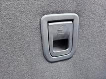 Opěradla se sklápí touto velkou pákou.