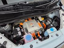 Vpředu je umístěný elektromotor s výkonem 70 kW. Leapmotor T03 je předokolkou, na rozdíl od Dacie Spring ale nemůže mít ani malý frunk.