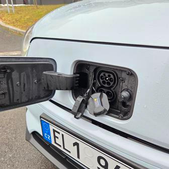 Nabíjecí port je pak logicky také vepředu. Maximální nabíjecí výkon u AC stojanu je 6,6 kW a u DC stojanu 48 kW.