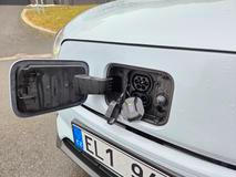 Nabíjecí port je pak logicky také vepředu. Maximální nabíjecí výkon u AC stojanu je 6,6 kW a u DC stojanu 48 kW.