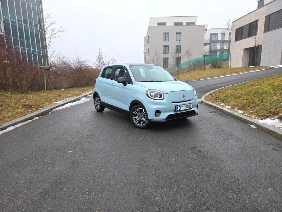 Ten se v Česku aktuálně prodává od 450 tisíc korun, navíc s plnou výbavou. Vyjma Dacie Spring levnější nový elektromobil na trhu momentálně není, pro spoustu lidí tak půjde o vstupní bránu k elektrické mobilitě. I proto jsme se auto rozhodli důkladně proklepnout.