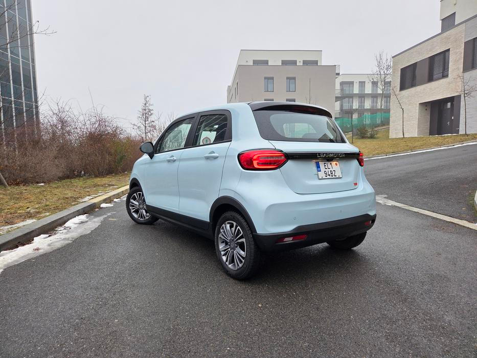 Základem pohonu je 70kW elektromotor pohánějící přední kola. Stovku pokoří auto za 12,7 vteřiny a jede maximálně 130 km/h. Legálně se tak může vydat i na dálnici.