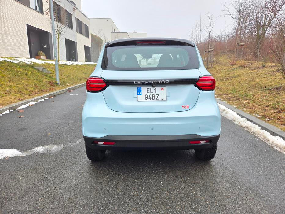 LFP baterka v podlaze má využitelných 36 kWh. Leapmotor udává kombinovaný dojezd 265 km, v zimě, jaká v Česku panovala koncem ledna, se ale dojezd smrsknul výrazně pod 200 kilometrů.