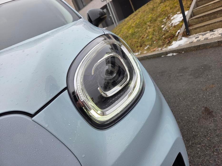 Přední světla jsou halogenová s páskem diod pro denní svícení.