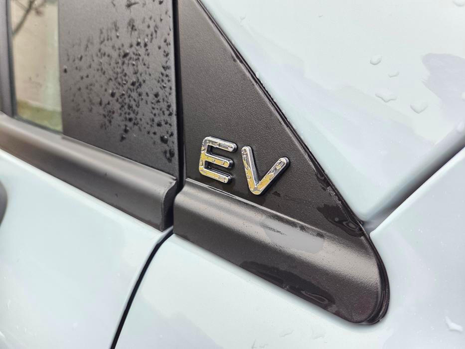 Kdybyste zapomněli, že se jedná o elektromobil, emblém na předním sloupku to připomene.