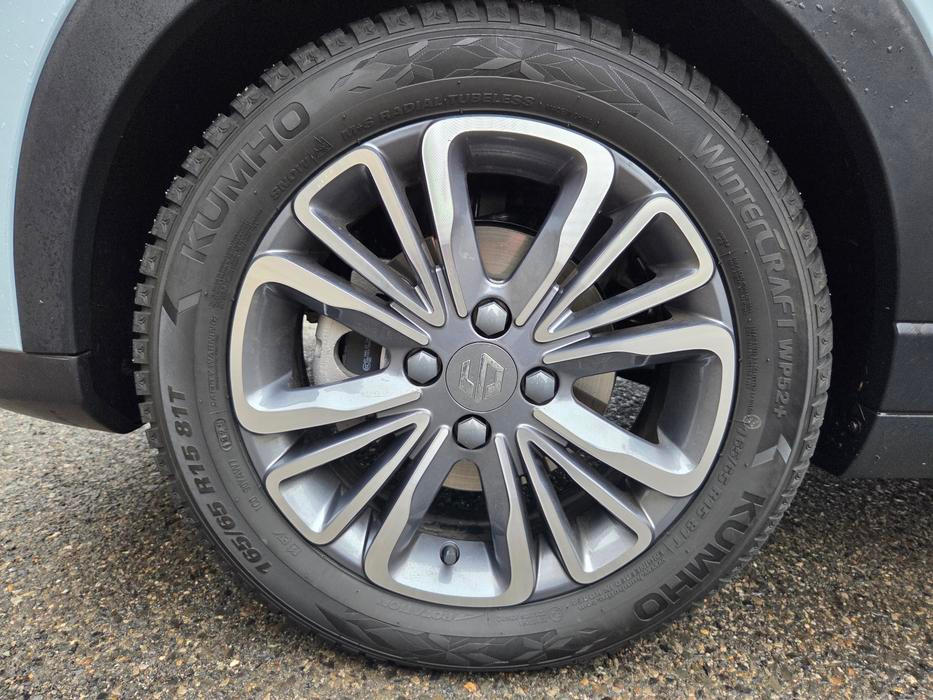 15palcová litá kola jsou součástí základní výbavy, dovozce navíc teď dává zdarma ke každému autu zimní gumy.