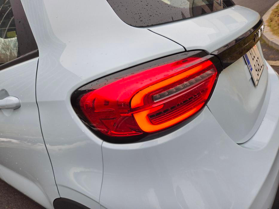 Zadní světla jsou jednoduchá, design T03 je celkově velmi neutrální.