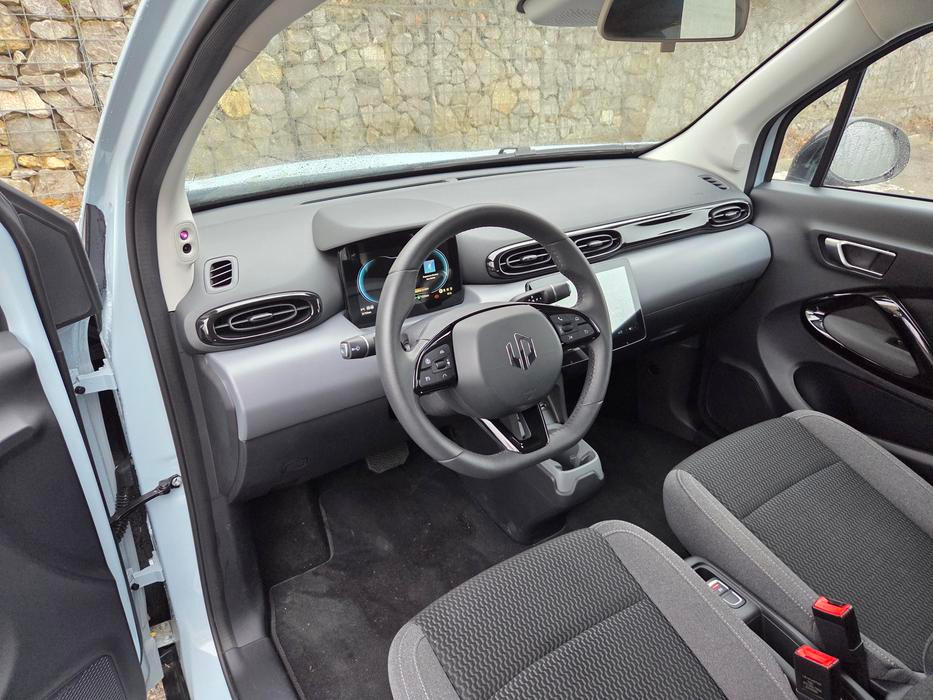 Interiér vozu sice působí stroze a plasty jsou šedé a tvrdé, nicméně zpracování je na překvapivě velmi slušné úrovni. Také prostor vpředu je na městské auto tak akorát pro dva dospělé.