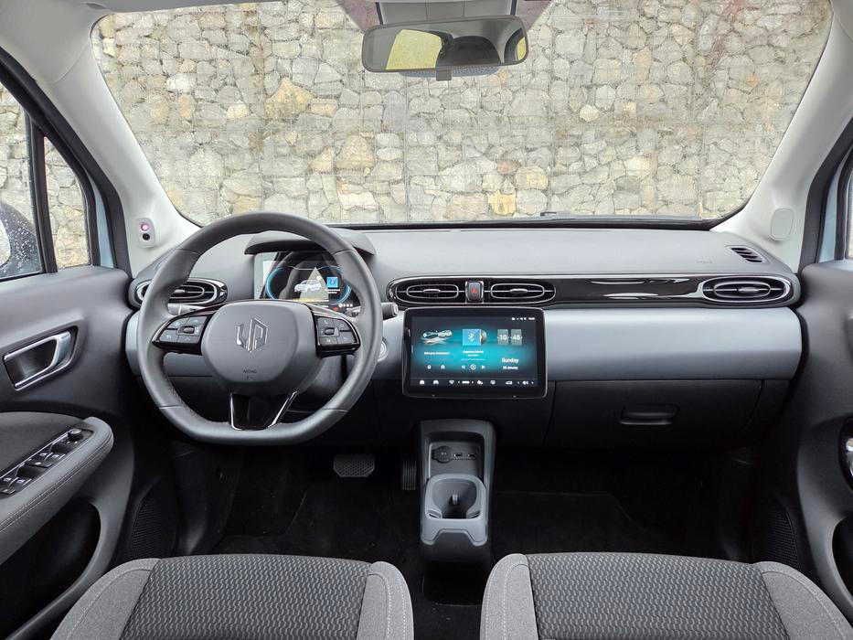 Základem interiéru je 10,1palcový displej multimediálního systému, T03 nemá žádná fyzická tlačítka. A ačkoliv software pracuje rychle a, pokud umíte anglicky, je i intuitivní, třeba klimatizace ovládaná jen dotykem je po chvíli spíše k vzteku.