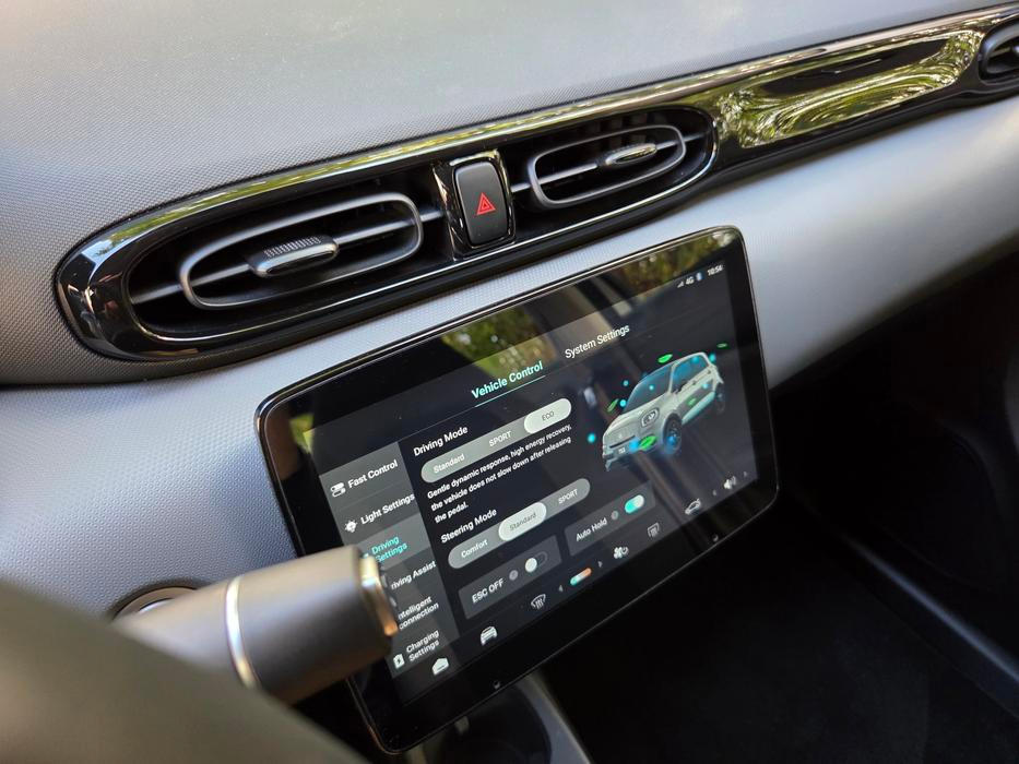 Auto má tři jízdní režimy, které upravují i fungování rekuperace. Za jízdy jí nijak nastavit nejde, k dispozici je zkrátka jen původní nastavení.