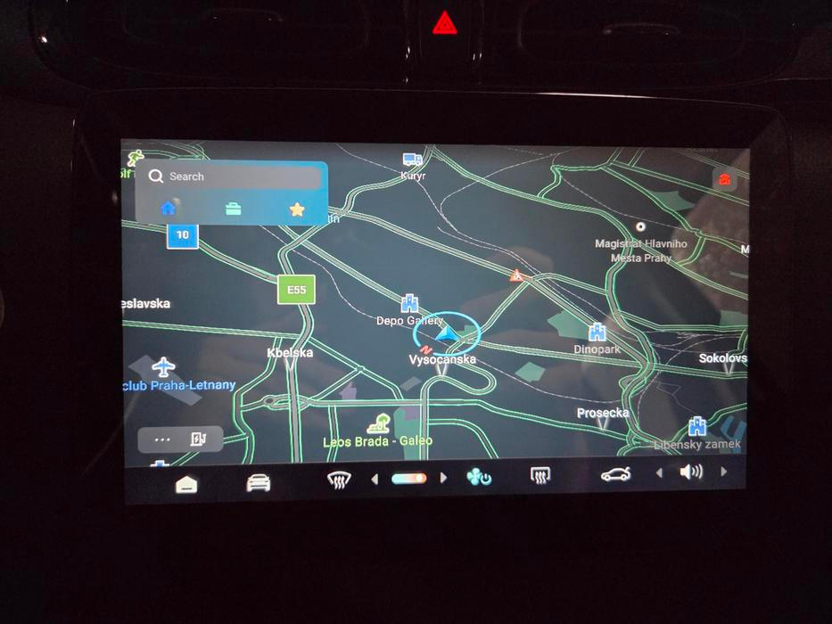 Součástí standardní výbavy je navigace...