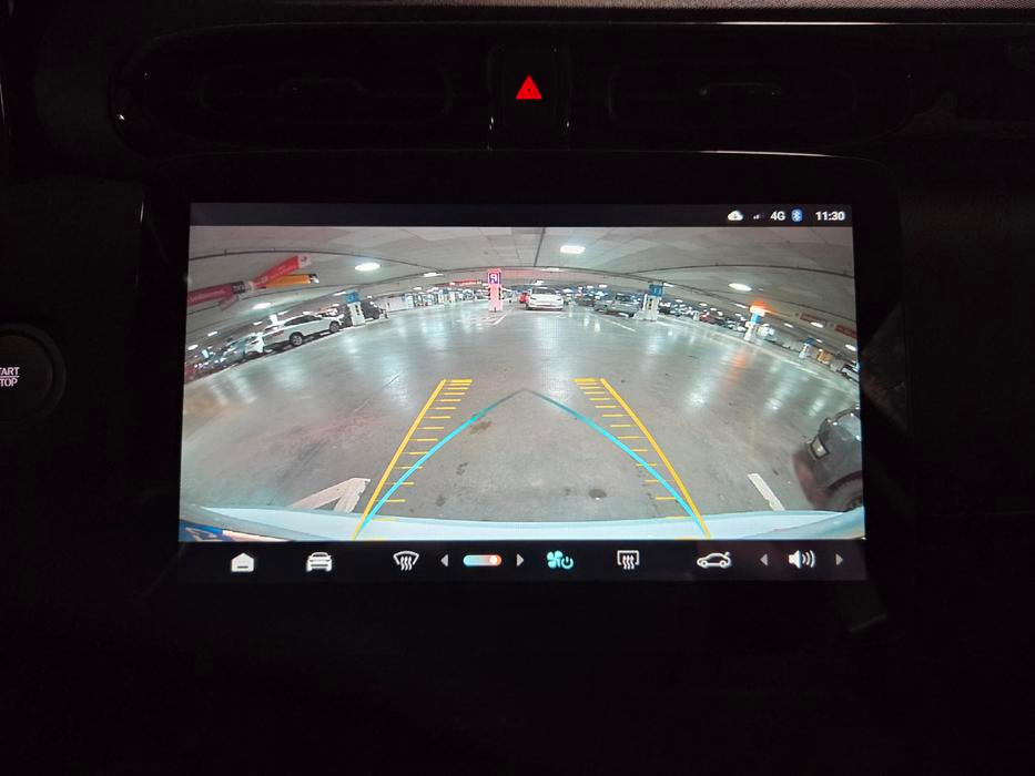 ... i couvací kamera. Ta má na malé levné auto překvapivě vysoké rozlišení.