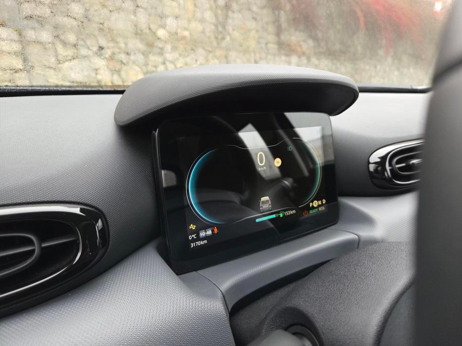 Před řidičem je malý displej budíků, který má velmi dobrou grafiku, ale přizpůsobit si ukazatele příliš nejde. Třeba průměrnou spotřebu auto ukazuje jen v menu multimediálního systému.